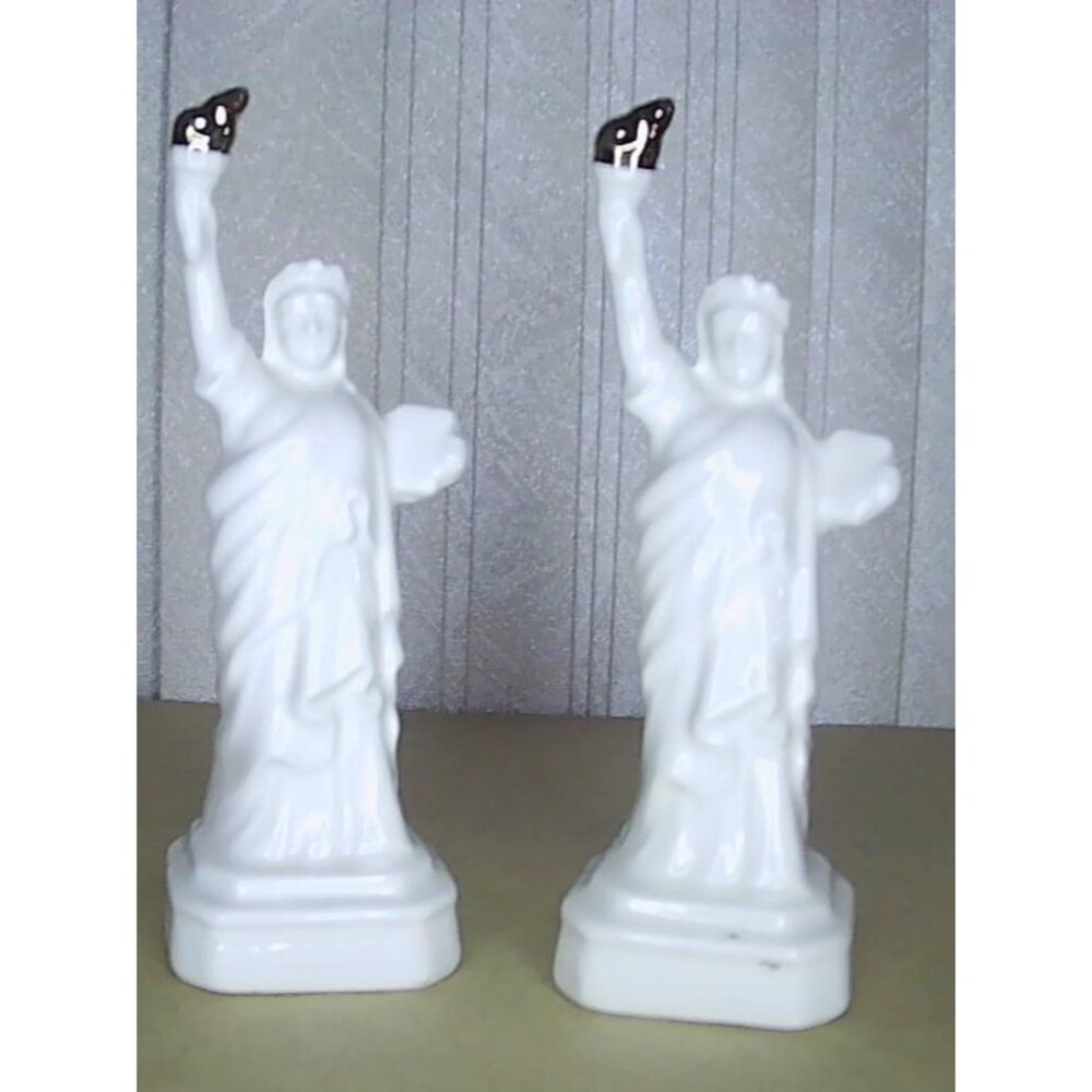 Vintage 1985 Five & Dime New York Statue of Liberty Salt & Pepper Shaker Set